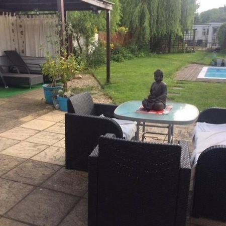 Modern Bungalow With Private Swimming Pool Maidenhead Exteriör bild