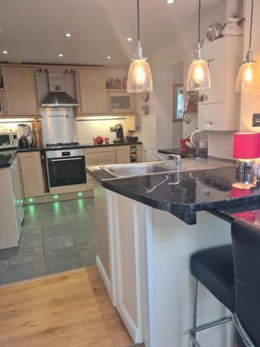 Modern Bungalow With Private Swimming Pool Maidenhead Exteriör bild